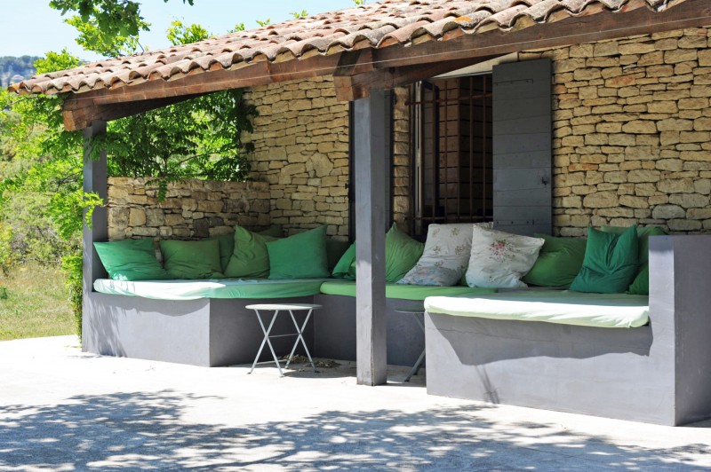 Contemporary and charming stone house for sale in Luberon 