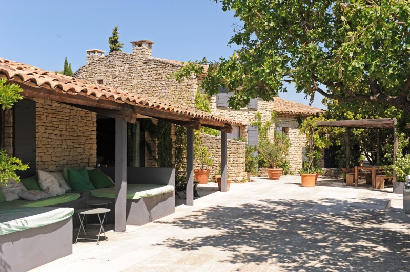 Contemporary and charming stone house for sale in Luberon 
