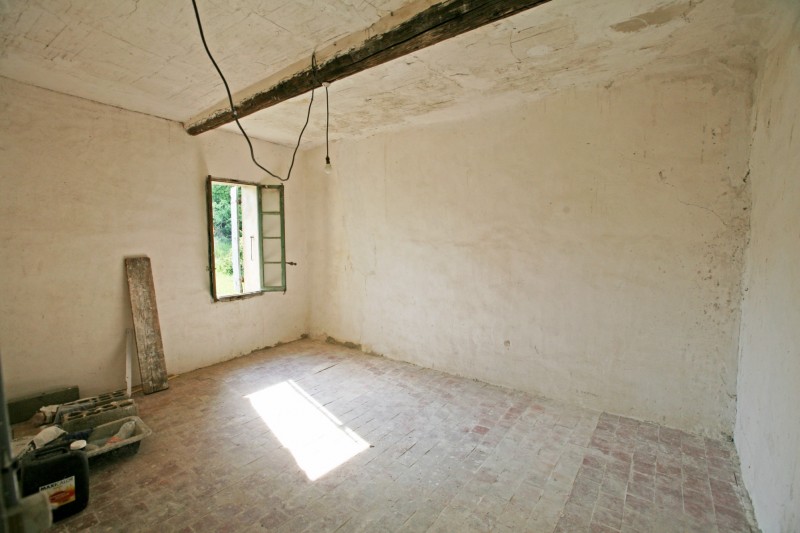 Farmhouse to be restored for sale in Gordes in Luberon