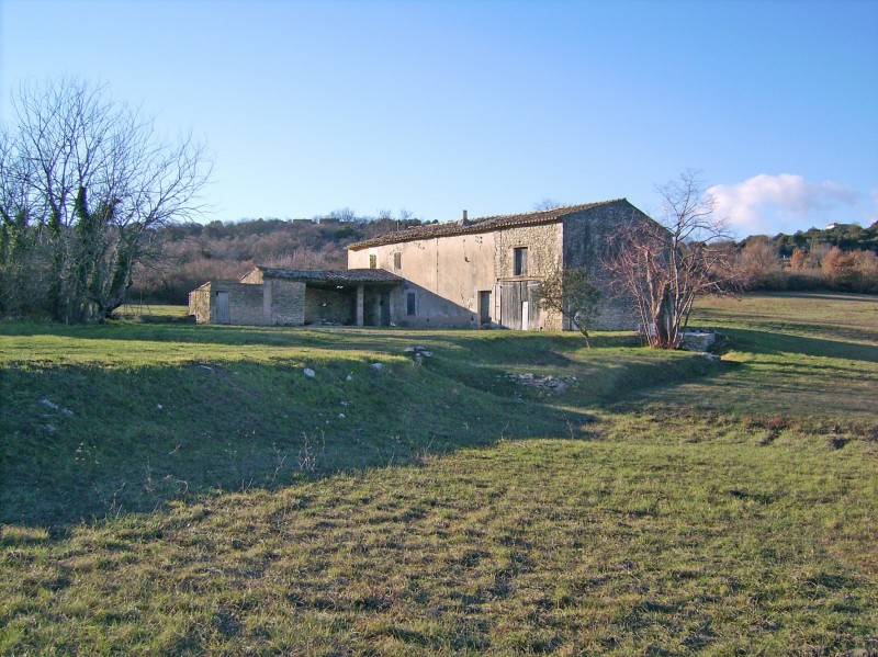 Farmhouse to be restored for sale in Gordes in Luberon