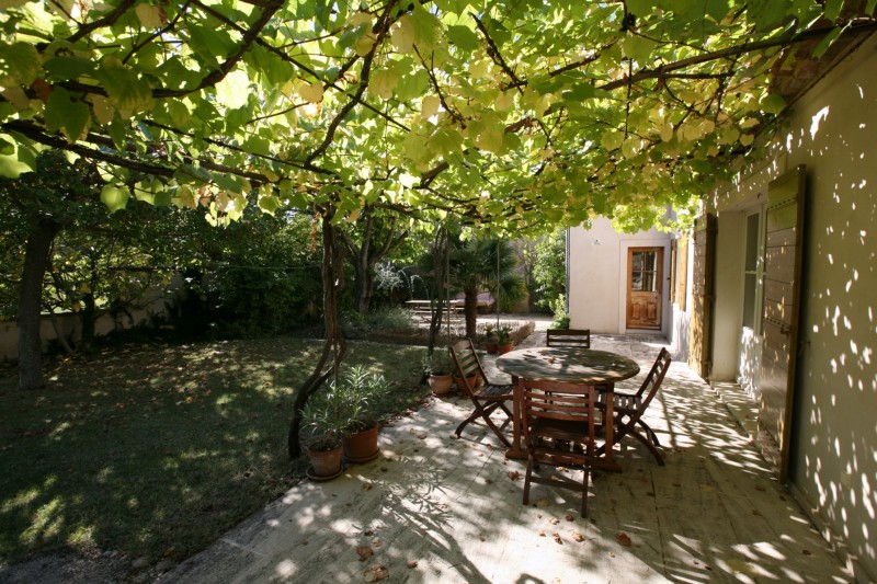 Comtat Venaissin, beautiful renovated farmhouse for sale on a plot of 4000 sqm with pool 