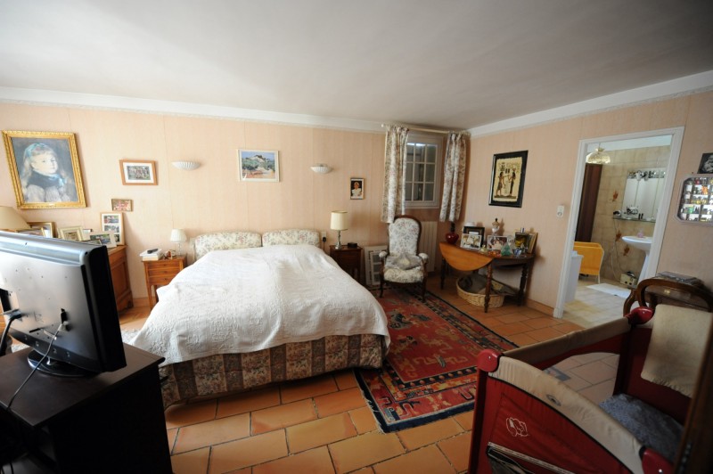 In the heart of Provence, renovated farmhouse for sale on more than 1500 sqm of land