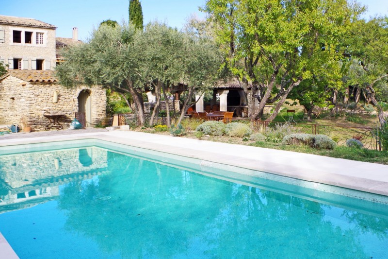 Propriété en pierre avec vue et piscine à vendre en Provence