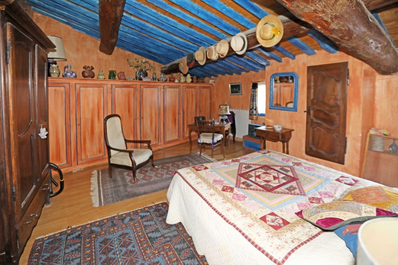 In one of the beautiful hilltop villages of the Luberon, village house with restaurant for sale