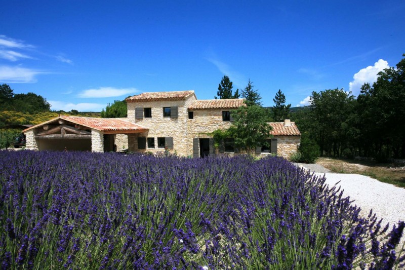 Maison en vente en Provence au millieu des lavandes