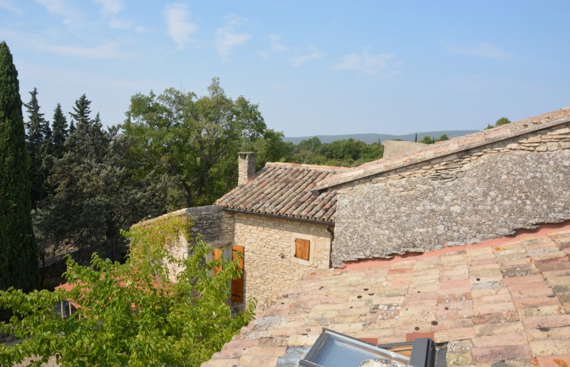 For sale in Gordes, renovated former shepherd's house in a green environment 