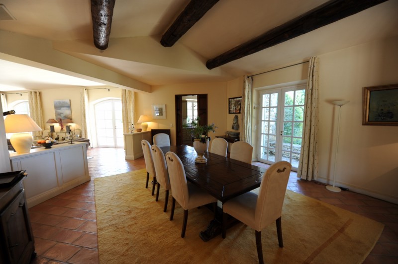For sale facing the Luberon, superb farmhouse with outbuilding