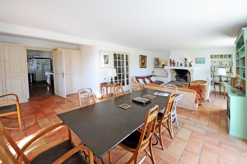 For sale in Luberon, village house on 2500 sqm of land with a view