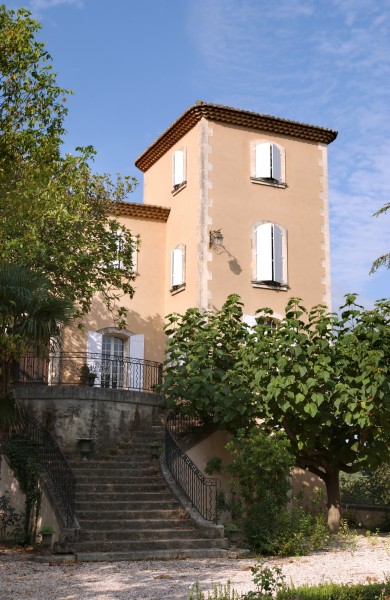 For sale in the Luberon, winery property on 100 hectares of wood and vineyards