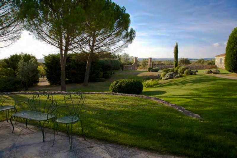 For sale, superb property facing the perched villages of the Luberon