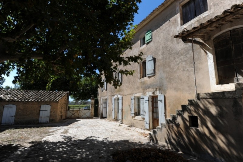For sale in Luberon, authentic farmhouse to be restored on 14 hectares of land 