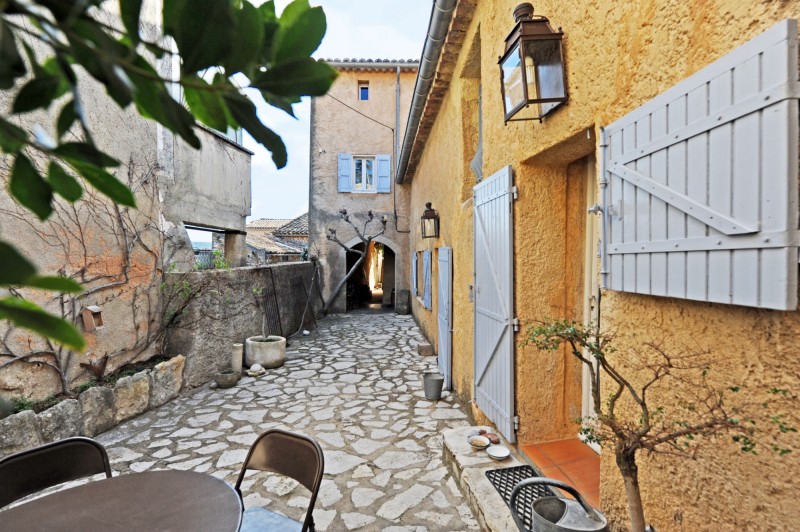 For sale in Luberon, hamlet property with garden