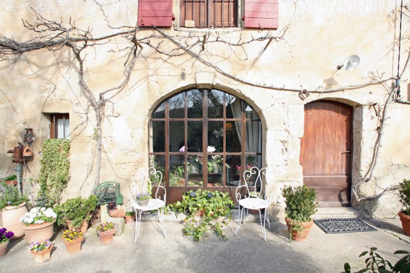 For sale, farmhouse with lots of charm on more than 4000 sqm of land near Cavaillon