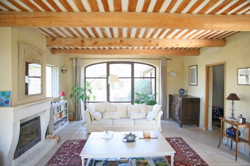 For sale in the heart of the Luberon, traditional house with pool and lovely views 