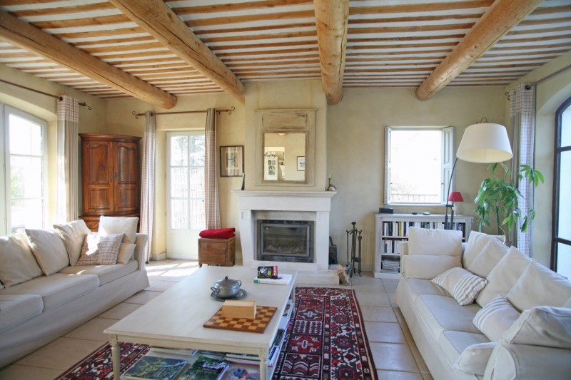 For sale in the heart of the Luberon, traditional house with pool and lovely views 