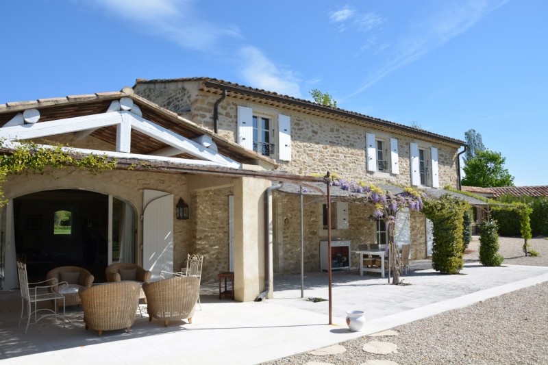 Renovated and furnished farmhouse on 2.7 hectares for sale in the Luberon 