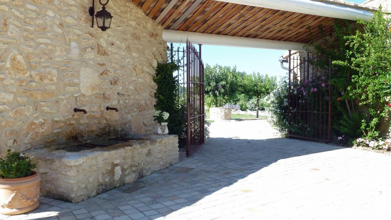 Renovated and furnished farmhouse on 2.7 hectares for sale in the Luberon 