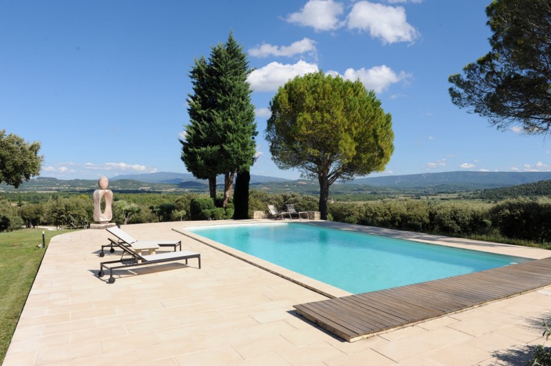Maison contemporaine avec piscine et vue en Provence