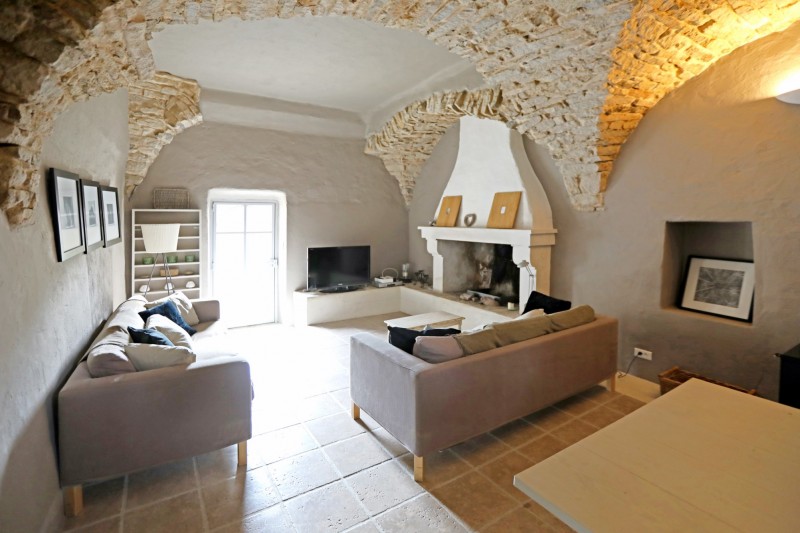 Superb former shepherd house with courtyard and bories for sale in Luberon