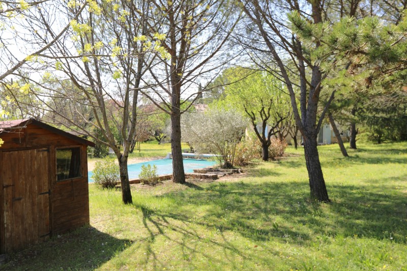 For sale in Luberon, 2 houses on a plot of land of more than 4000 sqm, with pool