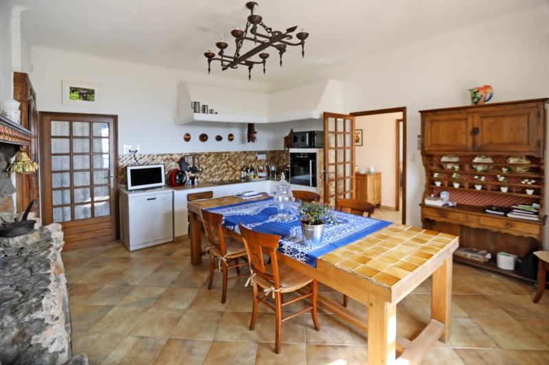For sale in the Luberon, spacious house with pool and breathtaking views