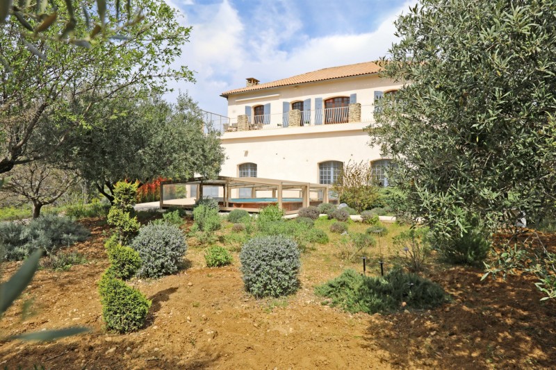 For sale in the Luberon, spacious house with pool and breathtaking views