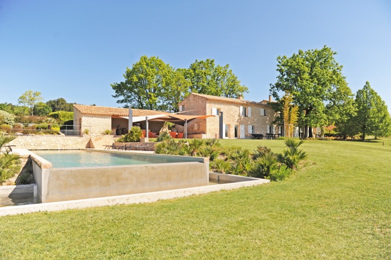 Propriété d'agrément avec piscine et dépendances en Provence