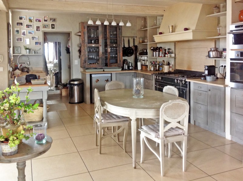Large family house up in the hills with views for sale in Luberon