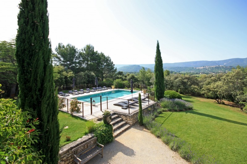 Large family house up in the hills with views for sale in Luberon