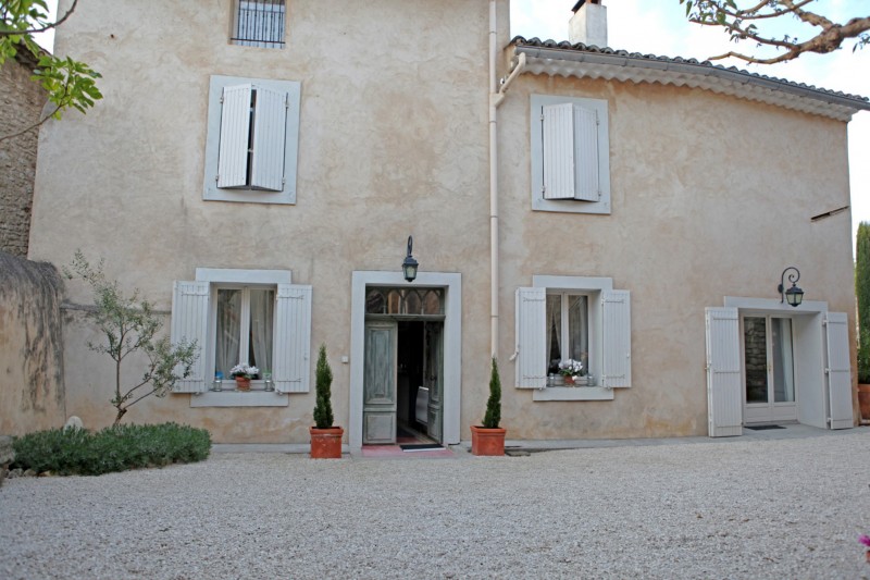 Vente A vendre aux portes du Luberon,  propriété constituée de plusieurs bâtiments, avec jardin paysagé et piscine