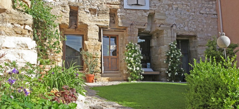Vente A vendre aux portes du Luberon,  propriété constituée de plusieurs bâtiments, avec jardin paysagé et piscine