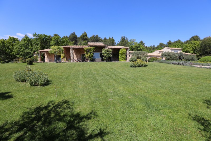Superb property of three houses, with pool, for sale facing the Luberon