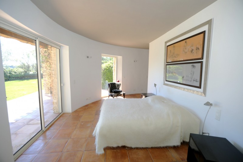 Superb property of three houses, with pool, for sale facing the Luberon