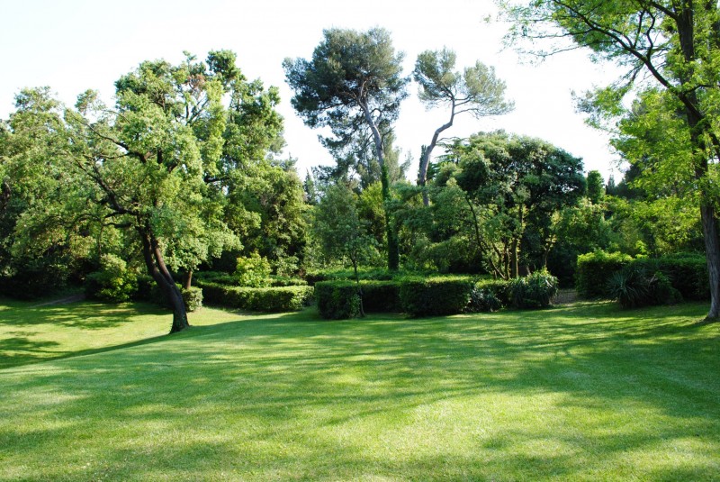 For sale near Avignon, mansion with outbuildings, tennis and swimming pools