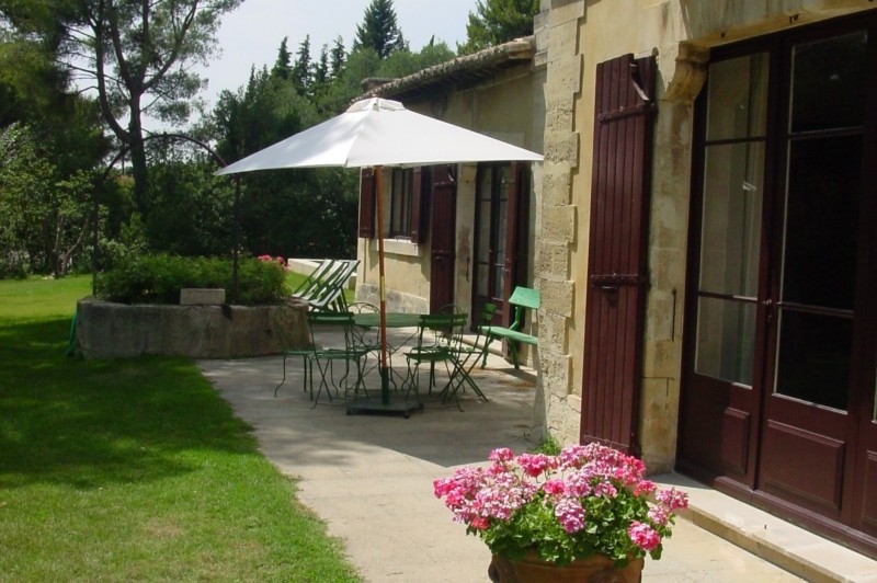For Sale near Villeneuve-lès-Avignon, property with Provencal charm, with pool and tennis 