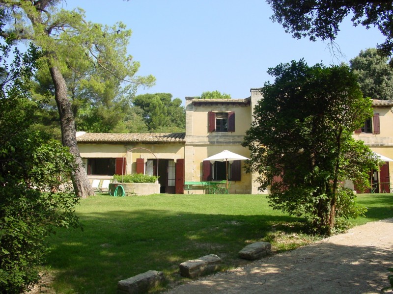 Vente Proche de Villeneuve-lès-Avignon, maison ancienne au charme Provençal avec piscine et tennis