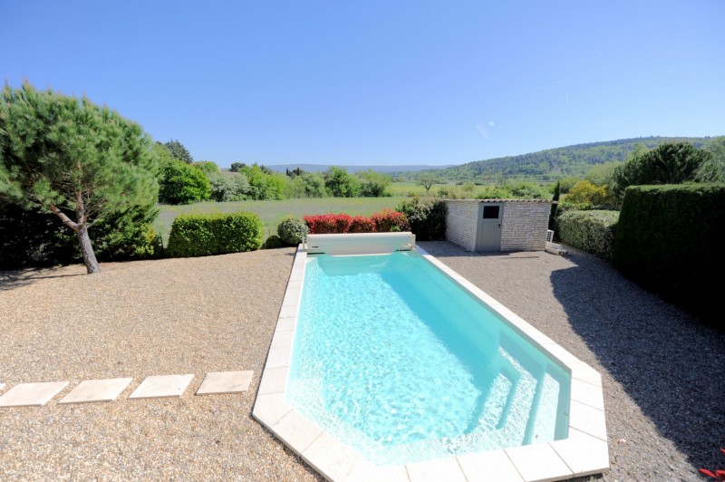 Maison en pierres avec piscine et vue sur le Luberon en Provence