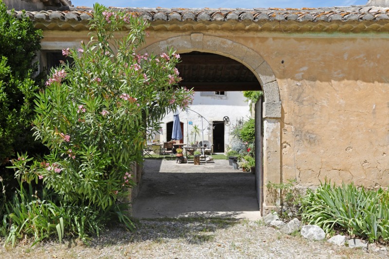 For sale in Robion, semi-detached farmhouse of 1718 with courtyard