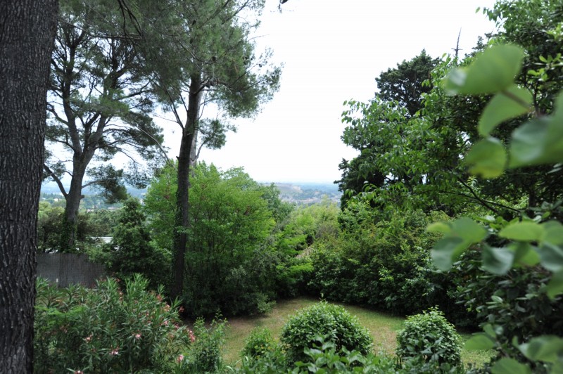For sale in Villeneuve-lès-Avignon, villa with pool in a green environment 