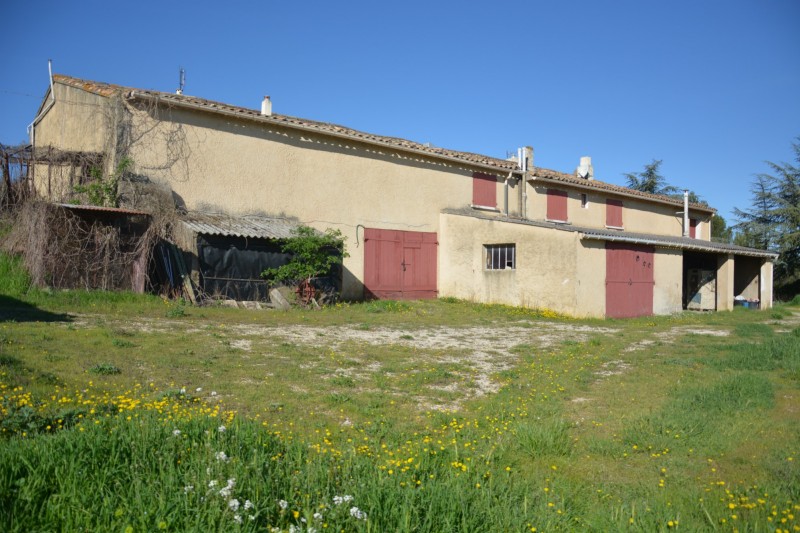 For sale, farmhouse to restore on the outskirt of a village in the Luberon
