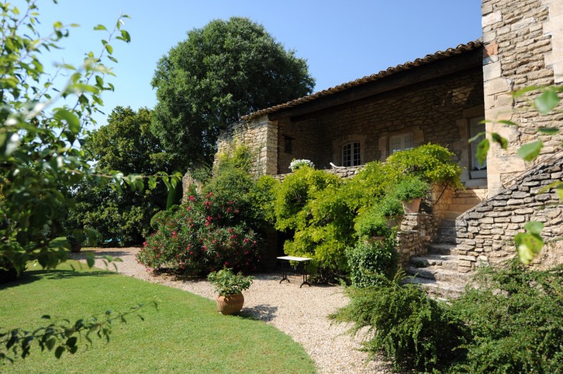 For sale in Gordes, property with charm, swimming pool and views 