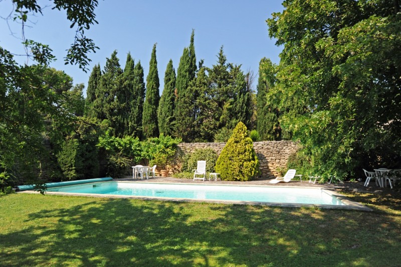 For sale in Gordes, property with charm, swimming pool and views 