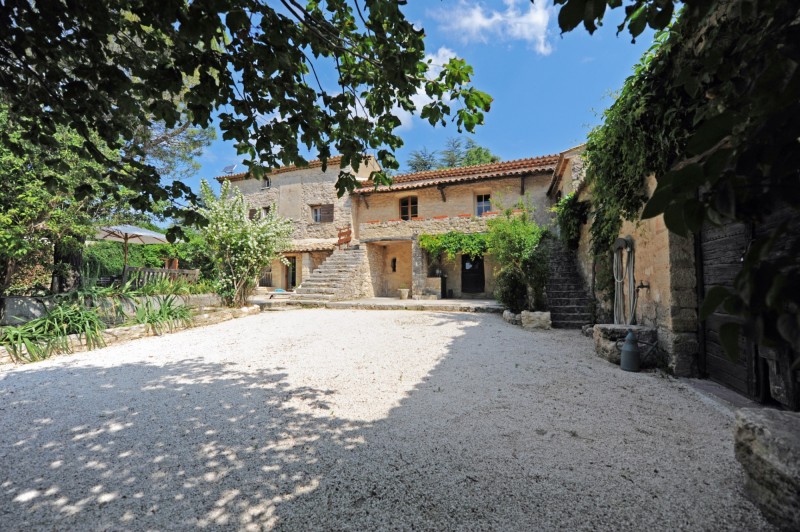 Vente A vendre dans le Luberon, mas du XVII° siècle rénové sur plus de 7 hectares