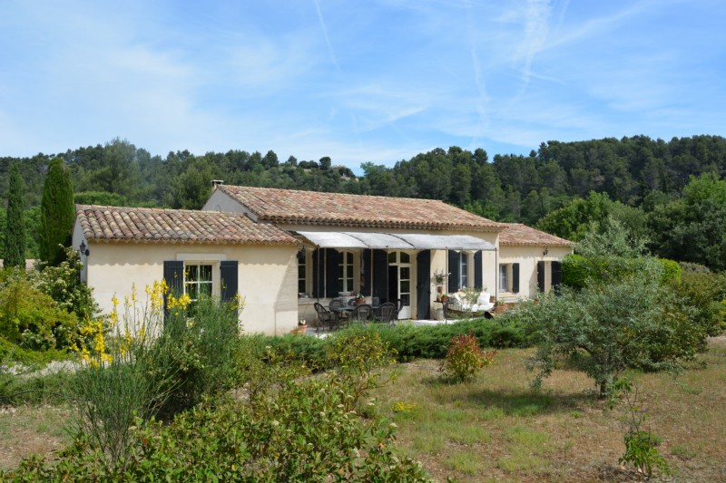 Modern villa with pool for sale in the Luberon Park