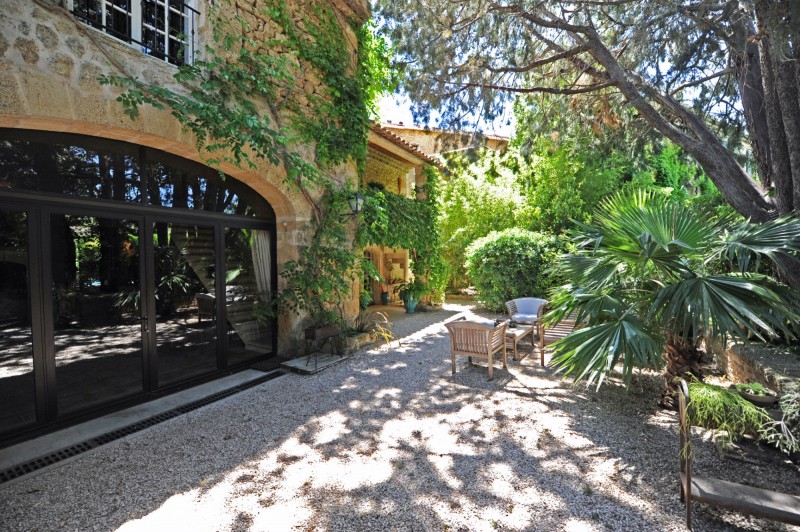 Elegant 18th century mansion in a village, with outbuildings and swimming pool, for sale in Provence