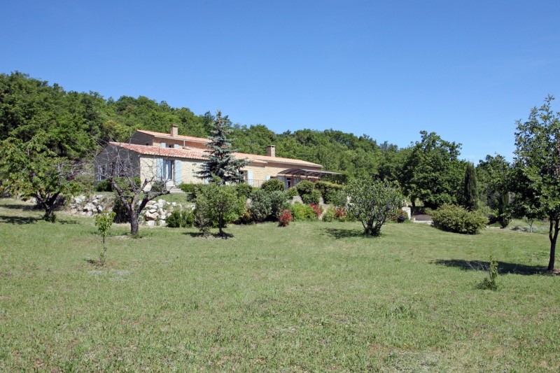 For sale, near Gordes, on a plot of 2.5 hectares, beautiful stone built house with pool and pool house