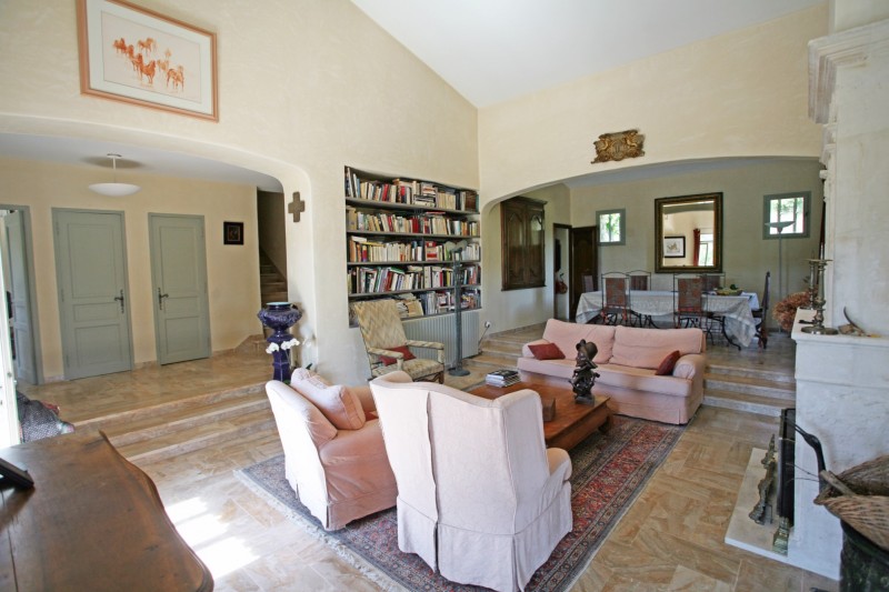 For sale, near Gordes, on a plot of 2.5 hectares, beautiful stone built house with pool and pool house