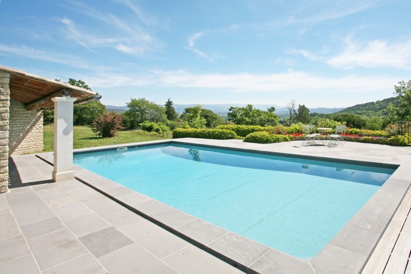 Belle maison en pierres avec piscine et pool house en Luberon