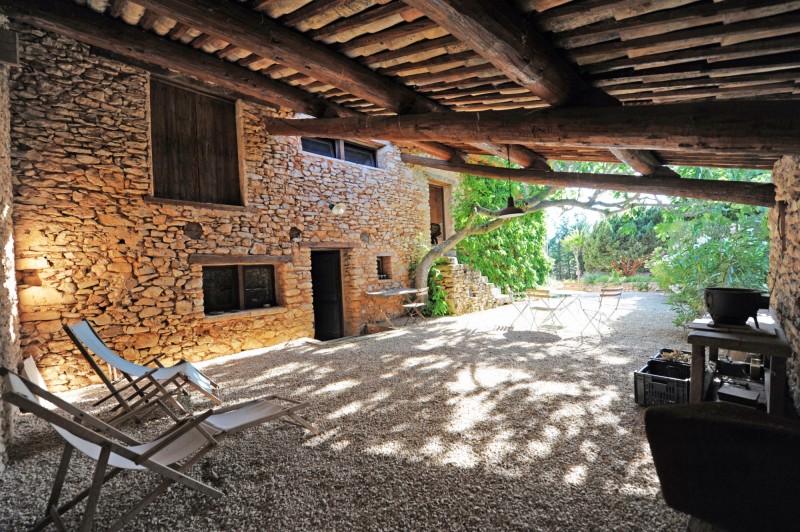 For sale in Roussillon, large hamlet house from the 18th century with outbuilding 