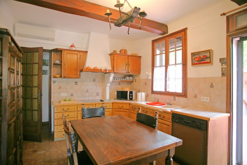 For sale in Roussillon, village house with pool on a lovely plot of land